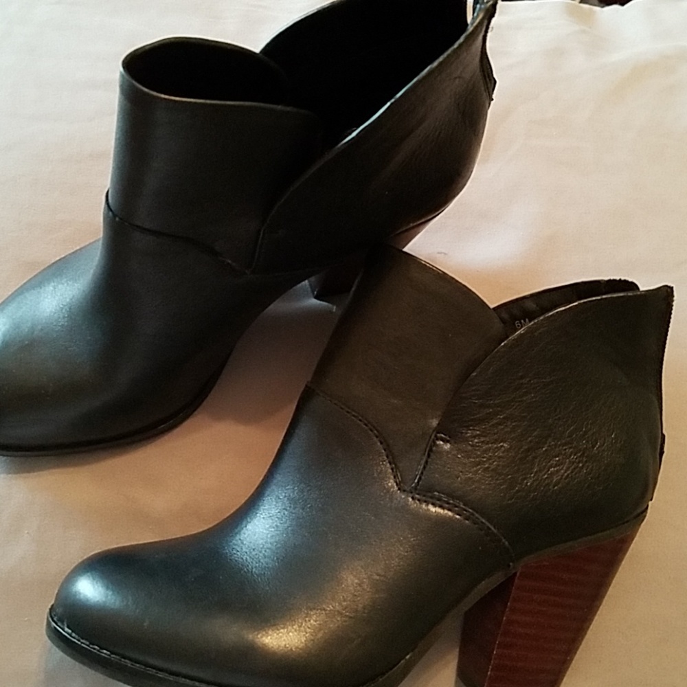 Gianni Bini black booties